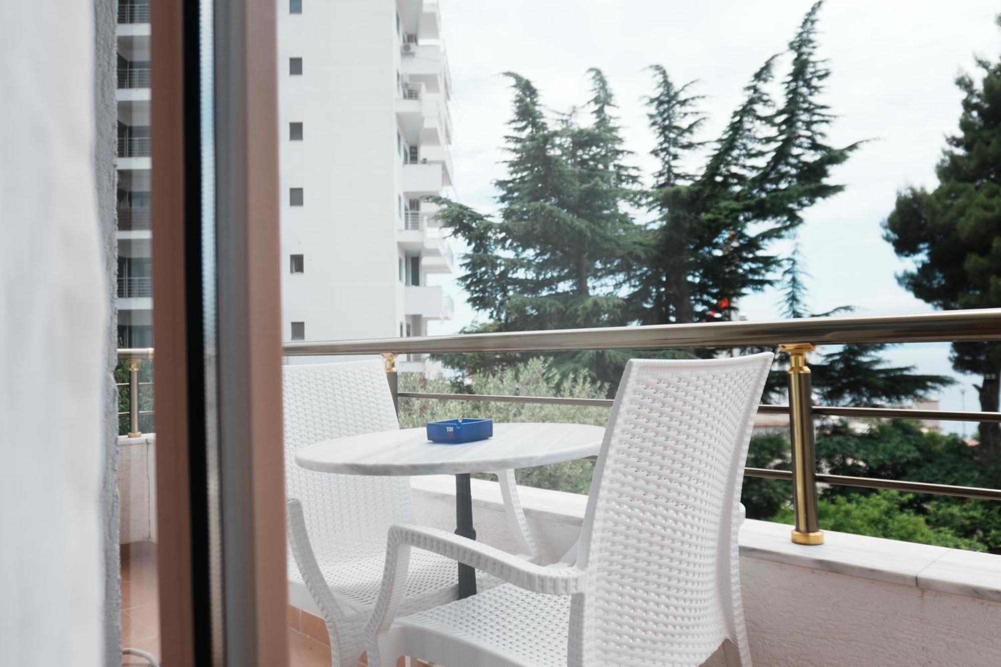 Hotel Mediterrane Sarandë Exterior foto