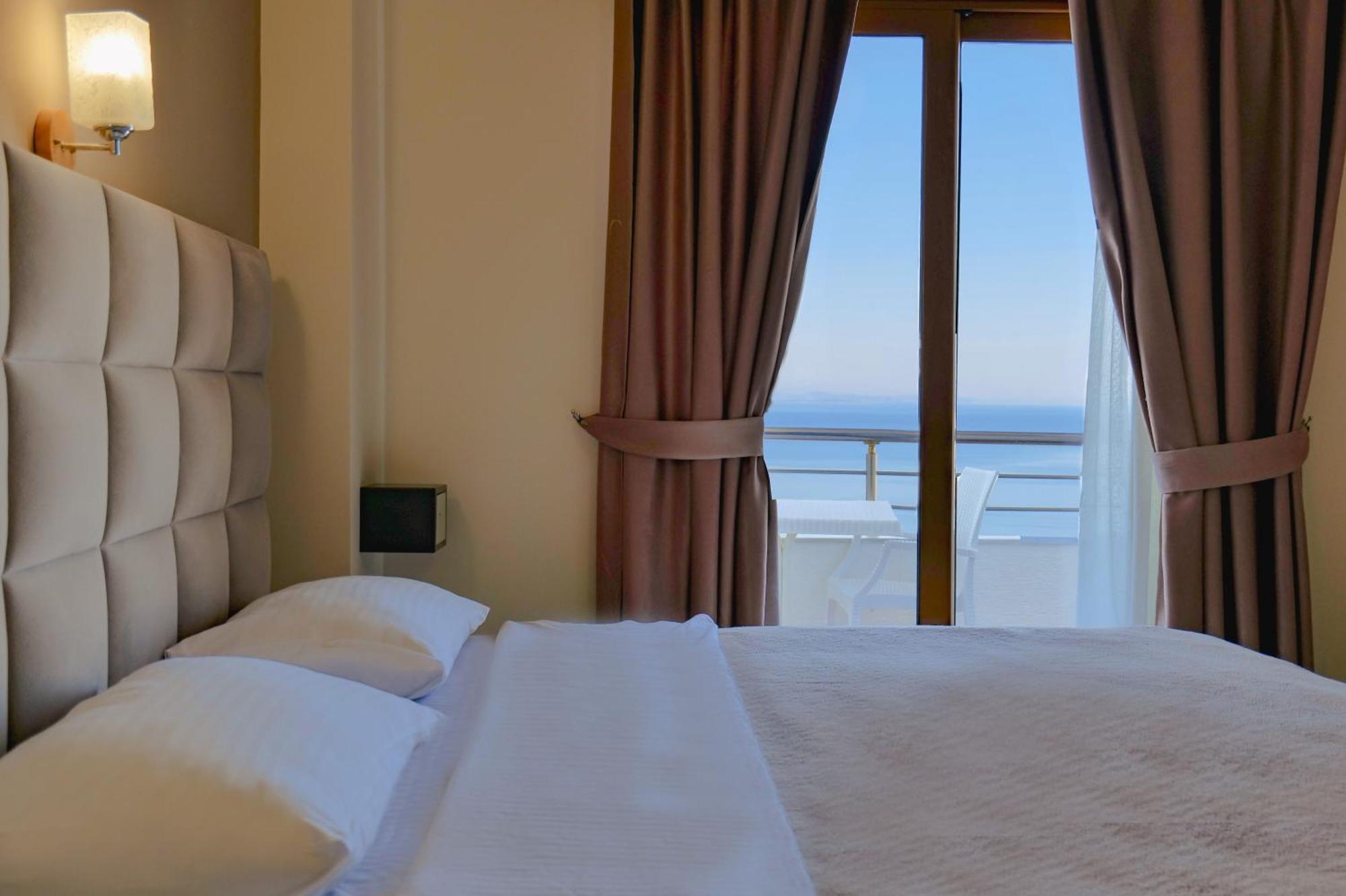 Hotel Mediterrane Sarandë Exterior foto